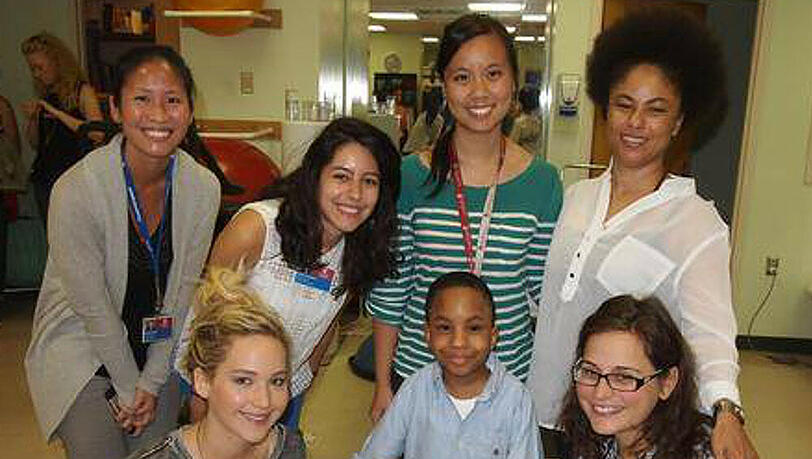 Jennifer Lawrence (links unten) zu Besuch im "Shriners Hospitals for Children" in Montreal Jennifer Lawrence (links unten) zu Besuch im "Shriners Hospitals for Children" in Montreal