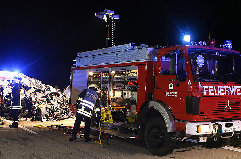 Auf der A7 bei Feuchtwangen ereignete sich am Mittwochabend ein schwerer Unfall. Ein Kleintransporter raste in einen Silozug. Der 19-jährige Beifahrer starb.