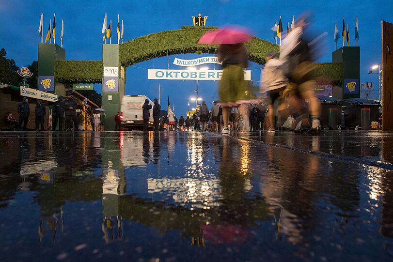 Der Regen bestimmt den Auftakt zum 183. Oktoberfest in München. Erste Wiesnfans standen trotzdem seit 7 Uhr vor den Zelten an.