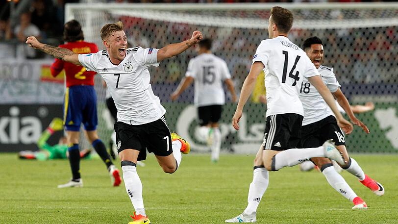U-21-Finale: Max Meyer (l) aus Deutschland jubelt über den Sieg.