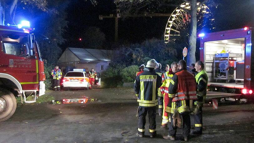 Übler Geruch und eine zerstörte Ampulle haben einen Großeinsatz der Feuerwehr bei der Kirmes ausgelöst.