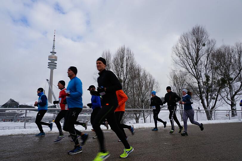 1.100 Läufer nahmen am Samstagvormittag am Winterlauf im Olympiapark in München teil. Hier gibt's die Bilder.