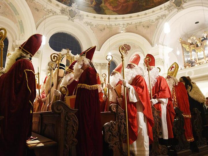 Heilige Männer und Krampusse beim Gottesdienst zum 3. Murnauer Nikolaus-Treffen. Foto: Angelika Warmuth