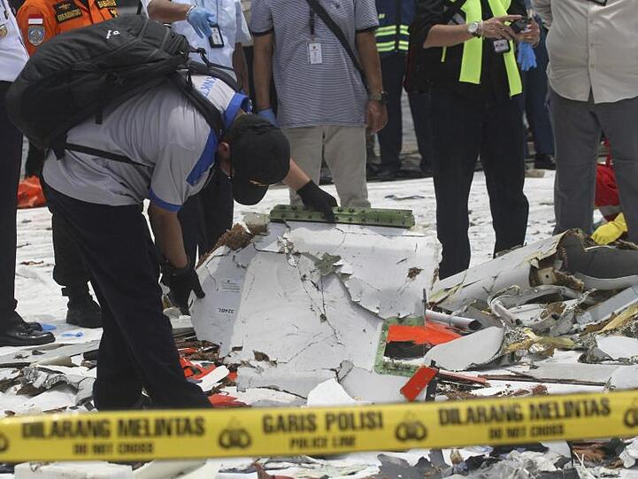Absturz vor vier Monaten: Ein Ermittler untersucht Trümmerteile einer Boeing 737 max 8 der indonesischen Gesellschaft Lion Air.