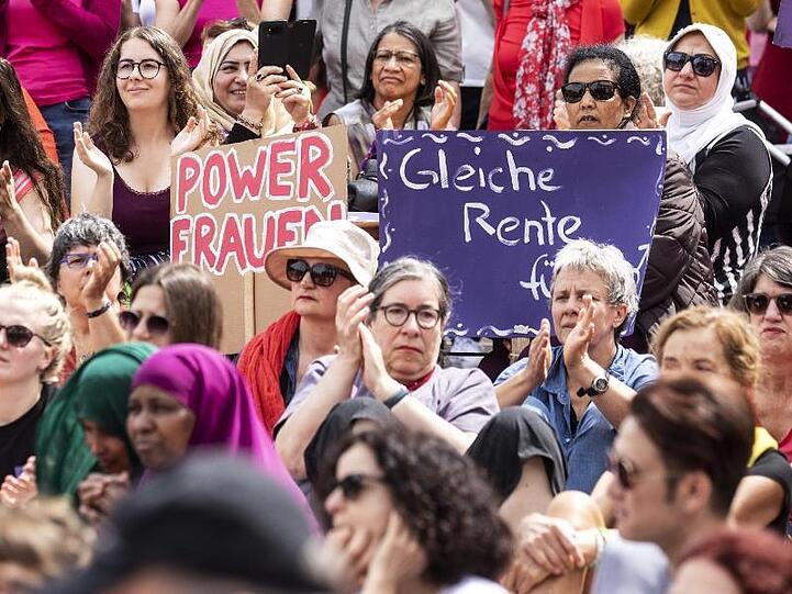 Tausende Frauen demonstrieren bei dem Streik für mehr Gleichberechtigung - vor allem gleichen Lohn für gleichwertige Arbeit.