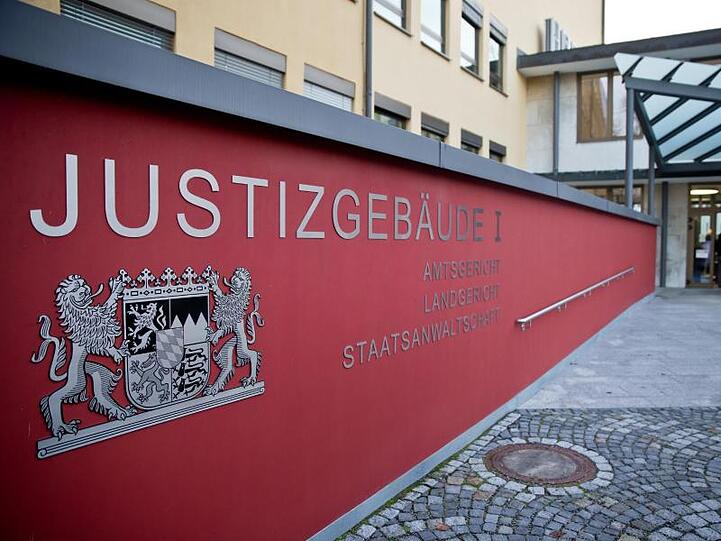 "Justizgebäude I" steht am Eingangsbereich der Justizbehörden in Coburg. Foto: Daniel Karmann/Archivbild