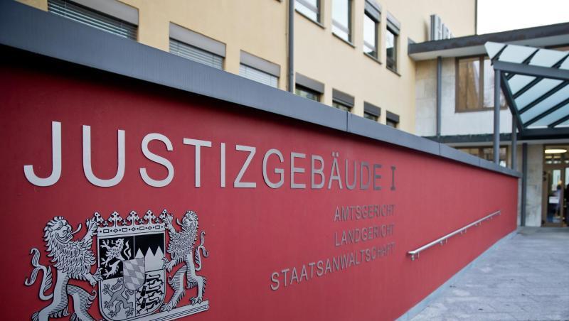 "Justizgebäude I" steht am Eingangsbereich der Justizbehörden in Coburg. Foto: Daniel Karmann/Archivbild "Justizgebäude I" steht am Eingangsbereich der Justizbehörden in Coburg. Foto: Daniel Karmann/Archivbild
