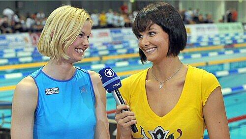Franziska van Almsick (r.) hat ein wenig Verständnis für Britta Steffen Franziska van Almsick (r.) hat ein wenig Verständnis für Britta Steffen