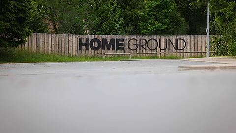 Der Schriftzug "Home Ground" steht auf einem Holzzaun.