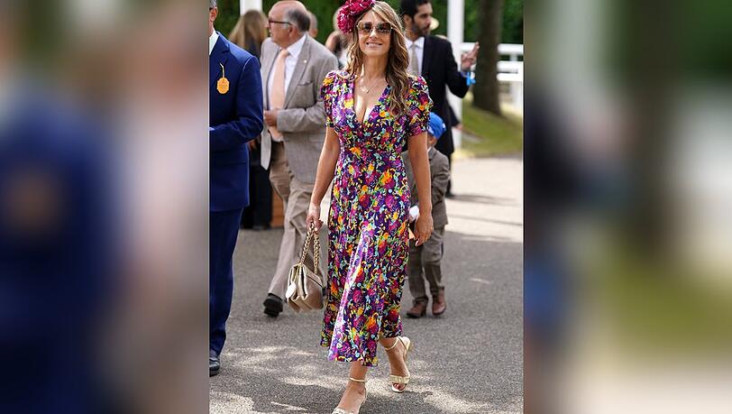 Fühlt sich sichtlich wohl in ihrem floralen Sommer-Look: Elizabeth Hurley beim Qatar Goodwood Festival.