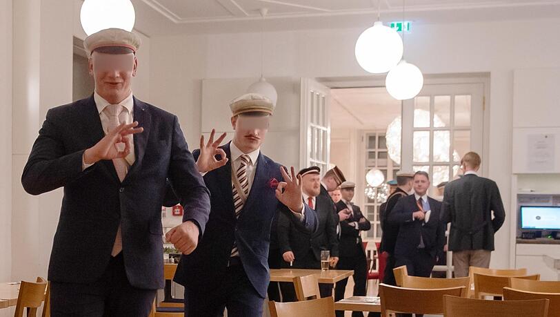 Gäste der AfD-Feier im Landtag zeigen ein bei Rechtsextremen beliebtes Handzeichen. Foto: Andreasch