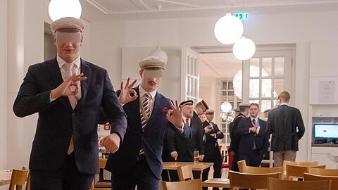 Gäste der AfD-Feier im Landtag zeigen ein bei Rechtsextremen beliebtes Handzeichen. Foto: Andreasch