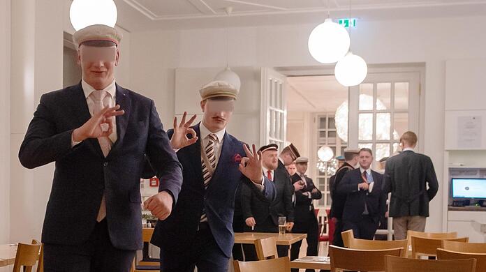Gäste der AfD-Feier im Landtag zeigen ein bei Rechtsextremen beliebtes Handzeichen. Foto: Andreasch