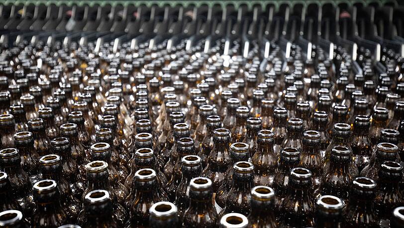 Leere Bierflaschen stehen in der Flaschenreinigungsanlage in der Produktionsstätte einer Brauerei. Leere Bierflaschen stehen in der Flaschenreinigungsanlage in der Produktionsstätte einer Brauerei.
