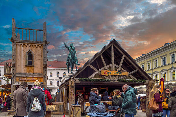 Seit 2005 ist der Markt am Wittelsbacher Platz. Seit 2005 ist der Markt am Wittelsbacher Platz.