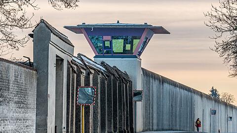 Ein H&auml;ftling der JVA Straubing ist wegen Mordes an einem Mith&auml;ftling verurteilt worden. (Symbolbild)