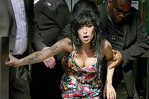 Winehouse erschien übrigens mit deutlicher Verspätung zu der Anhörung. Angeblich sei er dichte Verkehr daran schuld gewesen.