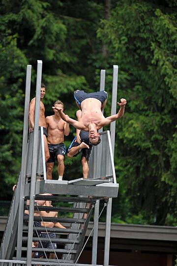 Die Löwen beim Turmspringen im Trainingslager. Sehen Sie hier die spektakulären Bilder.