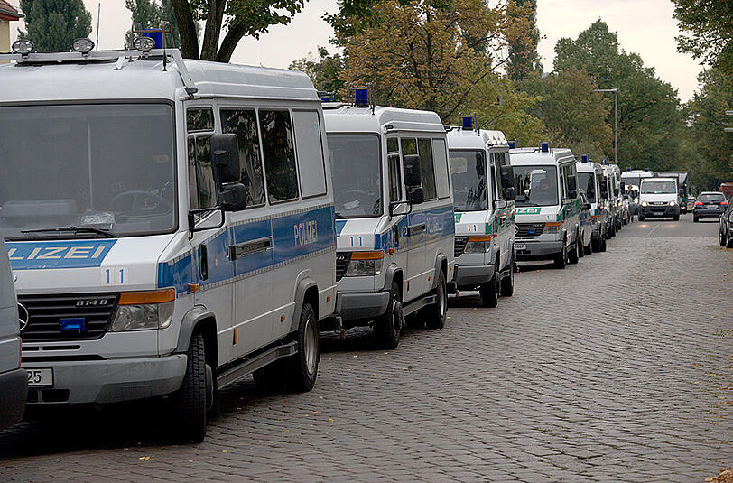 Die Berliner Polizei ist am Dienstagmorgen mit einer Razzia gegen mutmaßliche Unterstützer von Islamisten in Syrien vorgegangen.