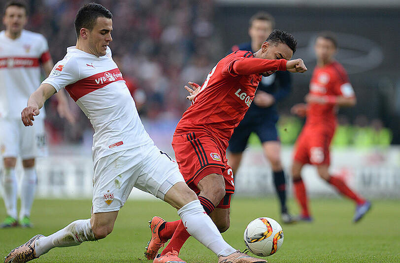 Zweikampf zwischen dem Stuttgarter Filip Kostic (links) und dem Leverkusener Torschützen Karim Bellarabi.