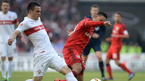 Zweikampf zwischen dem Stuttgarter Filip Kostic (links) und dem Leverkusener Torschützen Karim Bellarabi.
