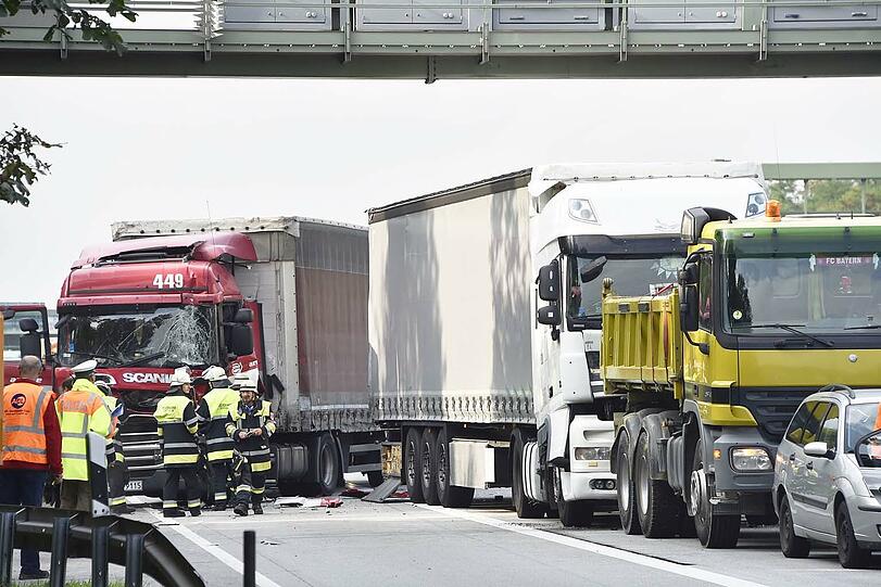 Unfall auf der A99: Bilder von den Aufräumarbeiten. Zwei Personen wurden leicht verletzt.
