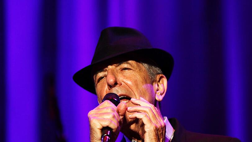 Der Kanadische Sänger und Poet Leonard Cohen ist tot - hier 2010 bei einem Konzert in Lissabon. Der Kanadische Sänger und Poet Leonard Cohen ist tot - hier 2010 bei einem Konzert in Lissabon.