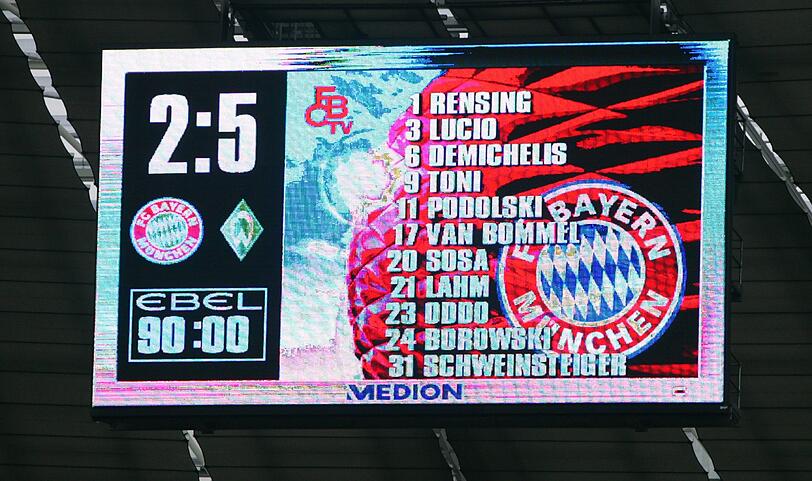 Ungewohntes Bild im Jahre 2008: die Bayern verlieren ihr erstes Wiesn-Heimspiel nach 0:5-Rückstand mit 2:5 gegen Bremen. Außerdem verlieren sie 0:1 in Hannover und spielen zuhause jeweils nur Unentschieden gegen Lyon und Bochum (1:1 - 3:3). Nur im Pokal gegen Nürnberg gewinnt der FCB mit 2:0. Ein schwaches Wiesn-Jahr der Münchner.