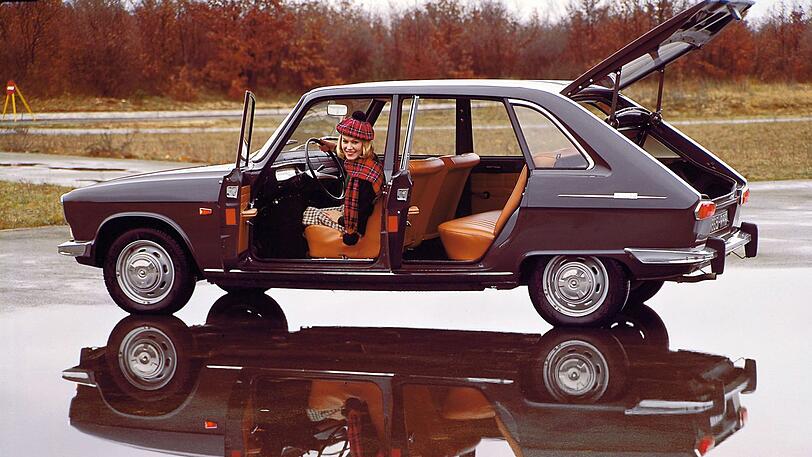 Schon der neuartige Vierzylinder-Aluminium-Motor des Renault 16 war im Jahr 1965 eine klare Kampfansage an die Konkurrenz. Das Konzept des Trendsetters war damals völlig neu - und hat sich längst in zahllosen Automodellen durchgesetzt: Schrägheck, große Heckklappe, umlegbare Rücksitzbank - das war Mitte der 1960er in der Mittelklasse eine ausgemachte Sensation. Das Fondgestühl ließ sich umklappen, bis zu 15 Zentimeter verschieben oder komplett ausbauen. So wuchs das Ladevolumen von 346 auf 1.200 Liter. Die Begeisterung für den R16 war so anhaltend, dass er vier Jahre lang parallel zu seinem Nachfolger R20 weiterproduziert wurde - bis Januar insgesamt 1980 1.845.959 Mal.