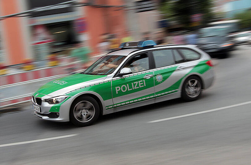 Drei Streifenwagenbesatzungen mussten die Randaliererin bändigen.