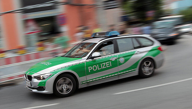 Drei Streifenwagenbesatzungen mussten die Randaliererin bändigen. Drei Streifenwagenbesatzungen mussten die Randaliererin bändigen.