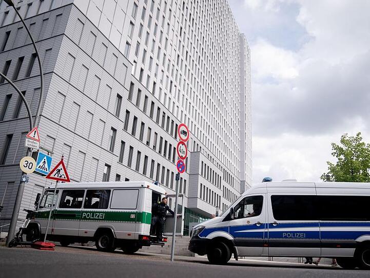 Mannschaftswagen der Berliner Polizei stehen vor der Charité.