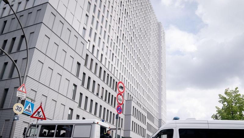 Mannschaftswagen der Berliner Polizei stehen vor der Charité. Mannschaftswagen der Berliner Polizei stehen vor der Charité.