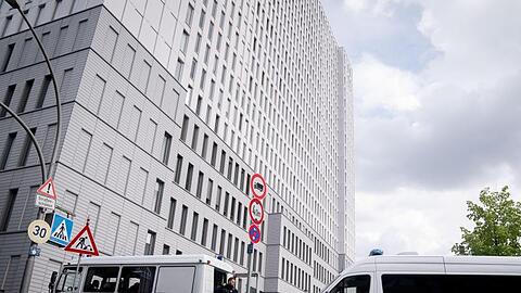 Mannschaftswagen der Berliner Polizei stehen vor der Charité.