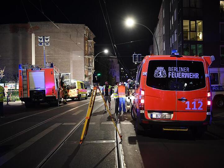 Feuerwehrfahrzeuge an der Unfallstelle Ecke Invalidenstraße und Ackerstraße.