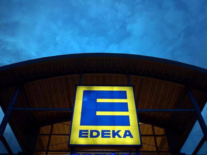 Eine Leuchtreklame weist auf einen Edeka-Markt hin.