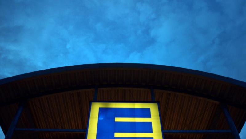 Eine Leuchtreklame weist auf einen Edeka-Markt hin.