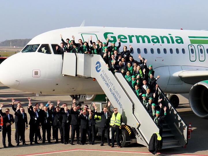 Mitarbeiterinnen und Mitarbeiter von Germania haben sich für ein Abschiedsfoto zusammengefunden. Foto: Christian Albrecht/Airport Nürnberg