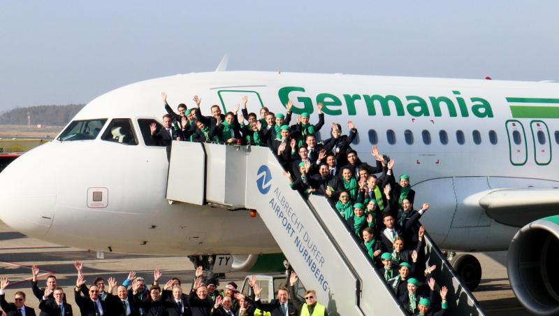 Mitarbeiterinnen und Mitarbeiter von Germania haben sich für ein Abschiedsfoto zusammengefunden. Foto: Christian Albrecht/Airport Nürnberg Mitarbeiterinnen und Mitarbeiter von Germania haben sich für ein Abschiedsfoto zusammengefunden. Foto: Christian Albrecht/Airport Nürnberg