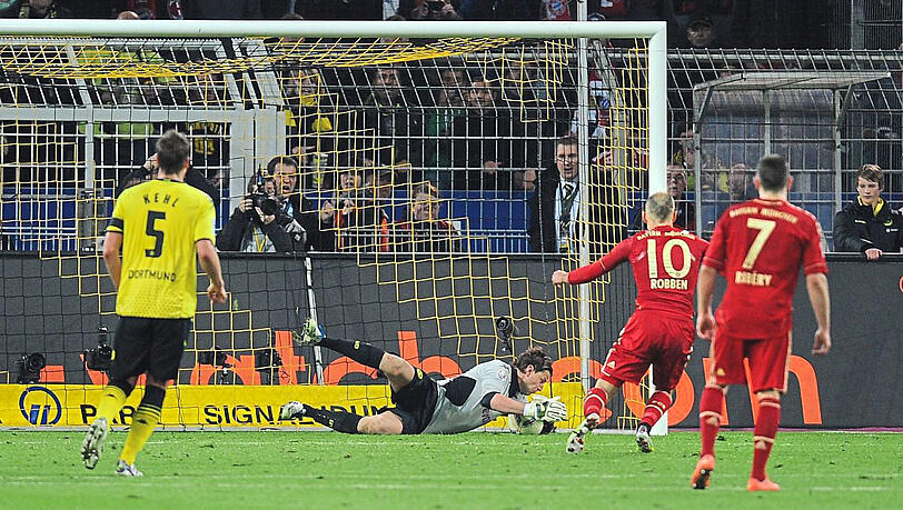 Gescheitert: Bayerns Arjen Robben (Nr. 10) kann Dortmunds Roman Weidenfeller nicht überwinden. Der BVB wird Meister 2012. Gescheitert: Bayerns Arjen Robben (Nr. 10) kann Dortmunds Roman Weidenfeller nicht überwinden. Der BVB wird Meister 2012.