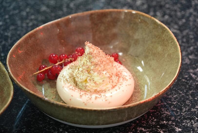 Fünfter Gang: Kaffee-Panna-Cotta: Arabica-Kaffee, Weißer Schokoladen-Espuma, Beeren.