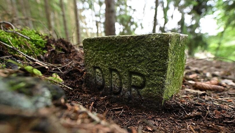 Ein Markstein erinnert an die frühere Grenze. (Archivbild)