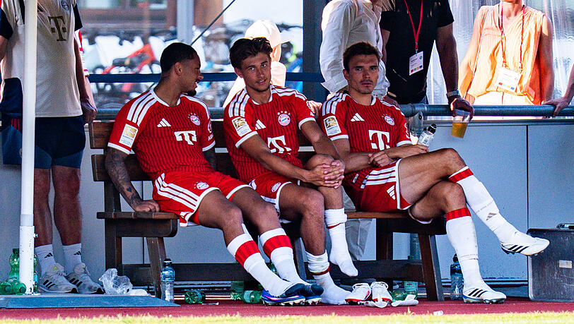 Palhinha neben Bayern-Star Tom Bischof (M.).