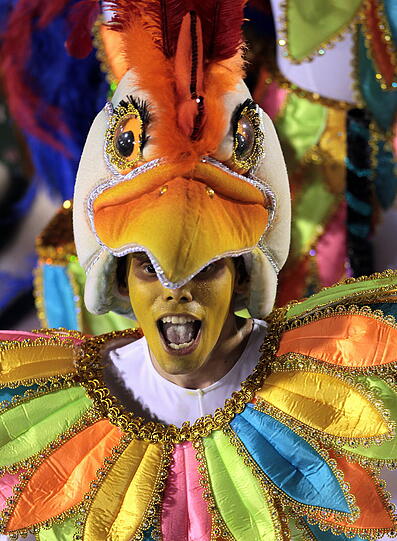 Nackte Haut, Samba und bunte Farben: Promis amüsieren sich in Rio. Mit dabei: Pamela Anderson, Gisele Bündchen, Fußball-Star Ronaldinho und Schauspieler Jude Law