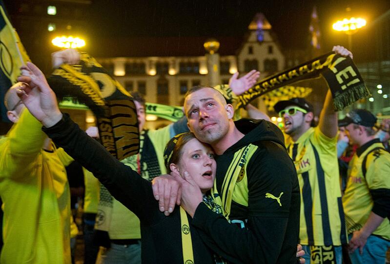 Traurig und niedergeschlagen: Die Fans des BVB sahen ein großartiges Spiel ihrer Mannschaft. Aber Arjen Robben machte in der 89. Minute mit dem Siegtreffer alle gelben Träume zunichte. Die Bilder von der Fanmeile in Dortmund.