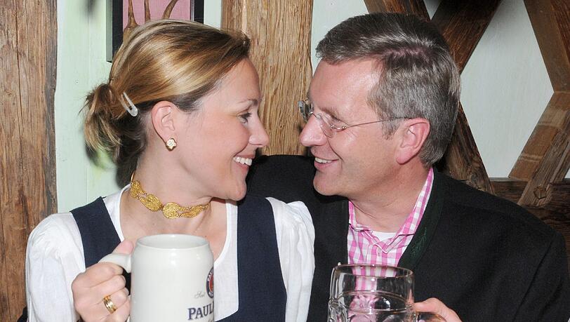 Tracht steht ihm nicht: Christian und Bettina Wulff auf dem Okoberfest. Tracht steht ihm nicht: Christian und Bettina Wulff auf dem Okoberfest.