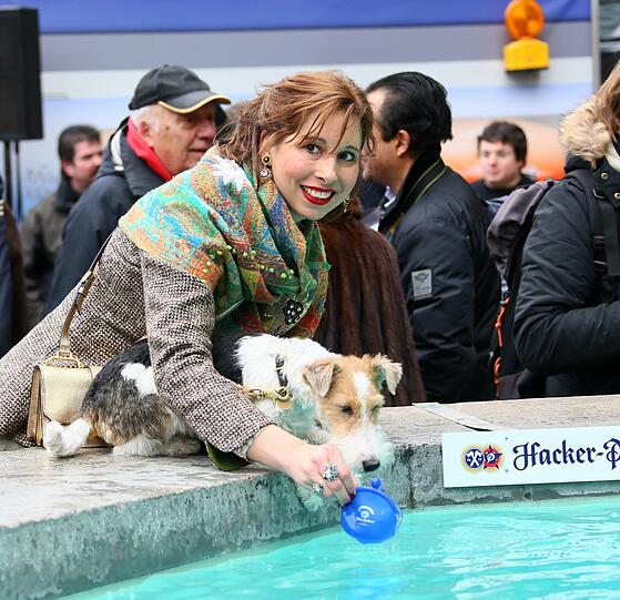 Dieter Reiter lässt's beim Geldbeutel-Waschen krachen: Die spritzigen Bilder...