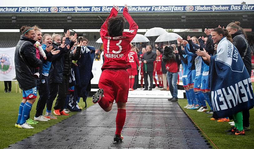 Ausgelassen feierten die Frauen des FC Bayern ihre Titelverteidigung im Grünwalder Stadion. Die Bilder!