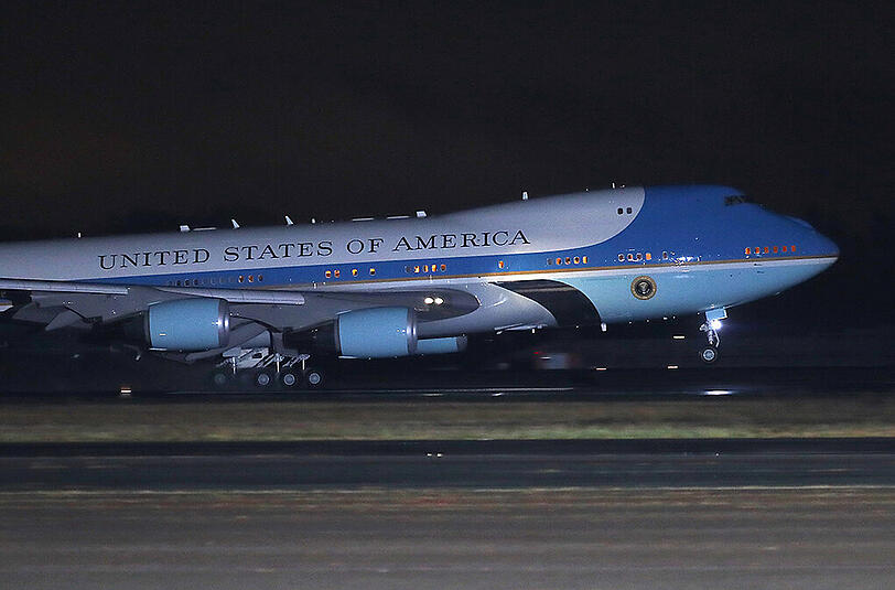 US-Präsident Barack Obama trifft auf dem Flughafen Berlin Tegel ein. Er hält sich zu einem dreitägigen Besuch in Deutschland auf.