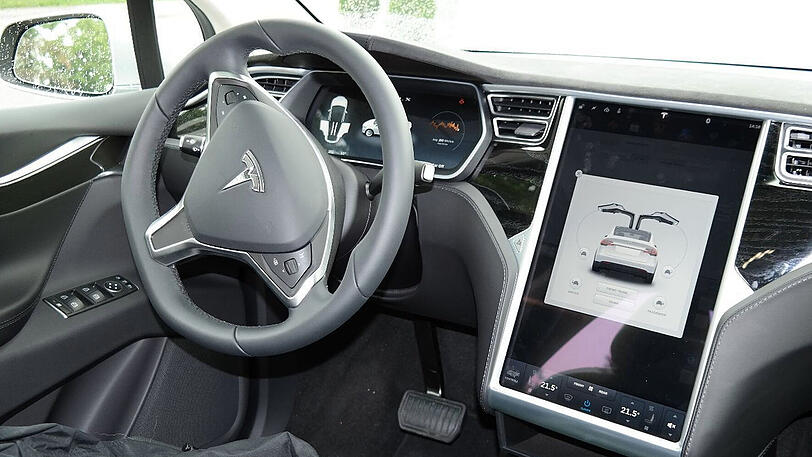 Futuristisch im Design, relativ einfach zu bedienen: die Armaturen des Tesla Model X.